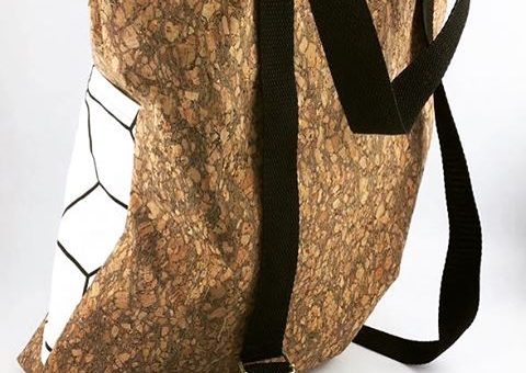Unsere Petra hat eine tolle Tasche aus dem neuen Korkstoff gemacht. Die Tasche wird auch zum Rucksack. Breite des Korkstoffs 140cm, 23.90€/m und in 4 verschiedenen Farben  #stoffladen #darmstadt #griesheim
