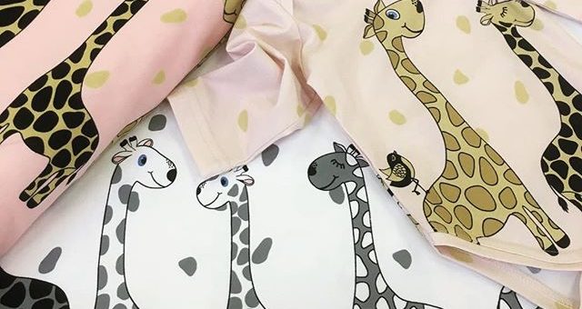 Guten Morgen liebe NähfreundeSüße Giraffen 🦒🦒 aus Baumwolljersey jetzt nur bei uns. #stofflager #stoffliebe #stoffe #stoffladen #giraffe #diy #nähenmachtspass #stofflagergriesheim #kindermode